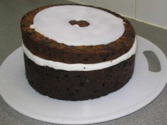 Cakeboard on middle tier to cut sloping sides